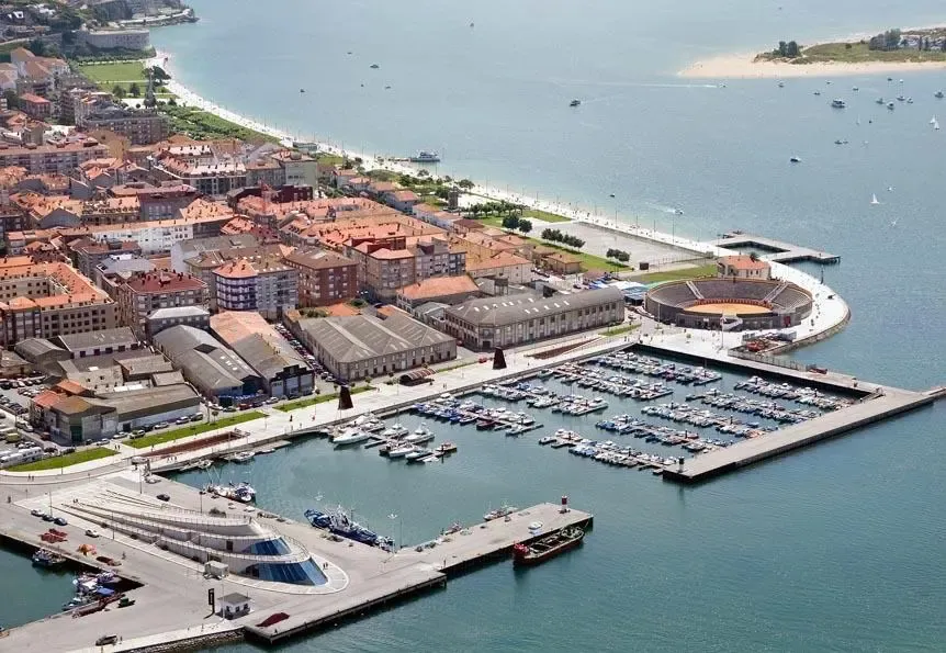Vista aérea de Santoña: el puerto deportivo, la dársena pesquera, la plaza de toros y el paseo marítimo junto a la bahía